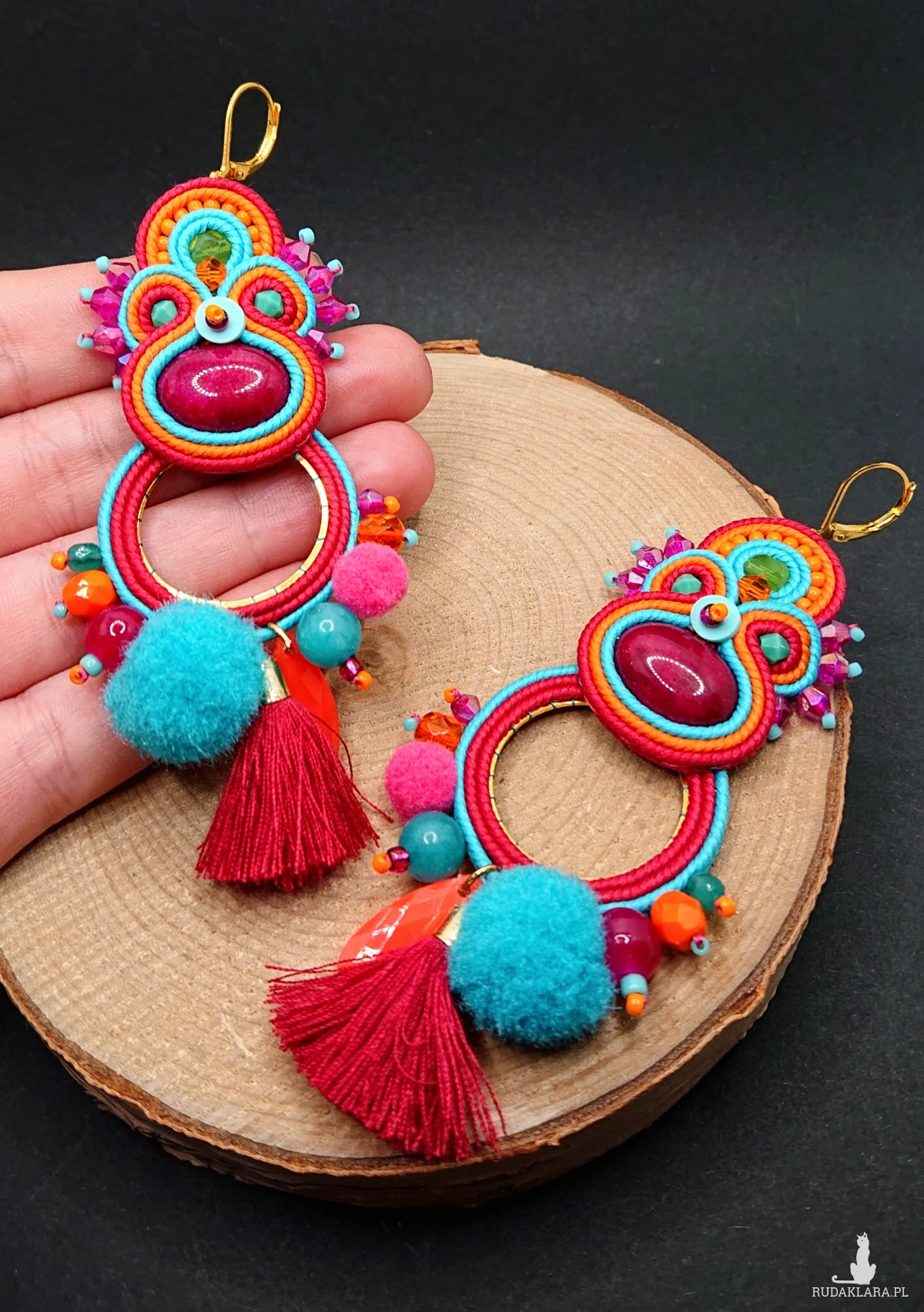 DŁUGIE KOLOROWE KOLCZYKI SUTASZ Z POMPONAMI